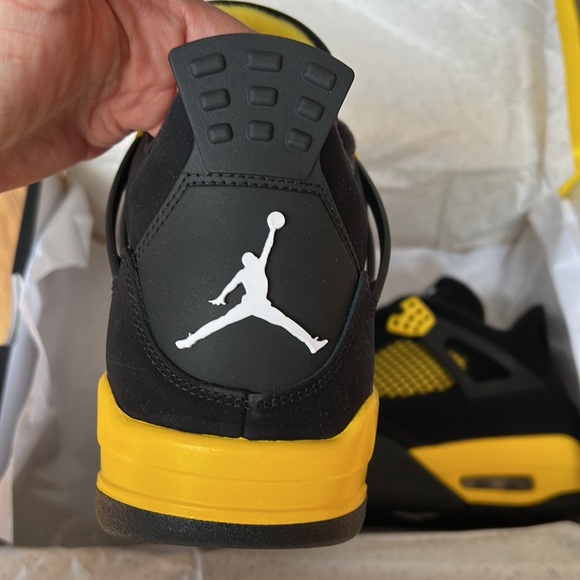 Air Jordan Retro 4 Thunder 2023 - Picture 2 of 7